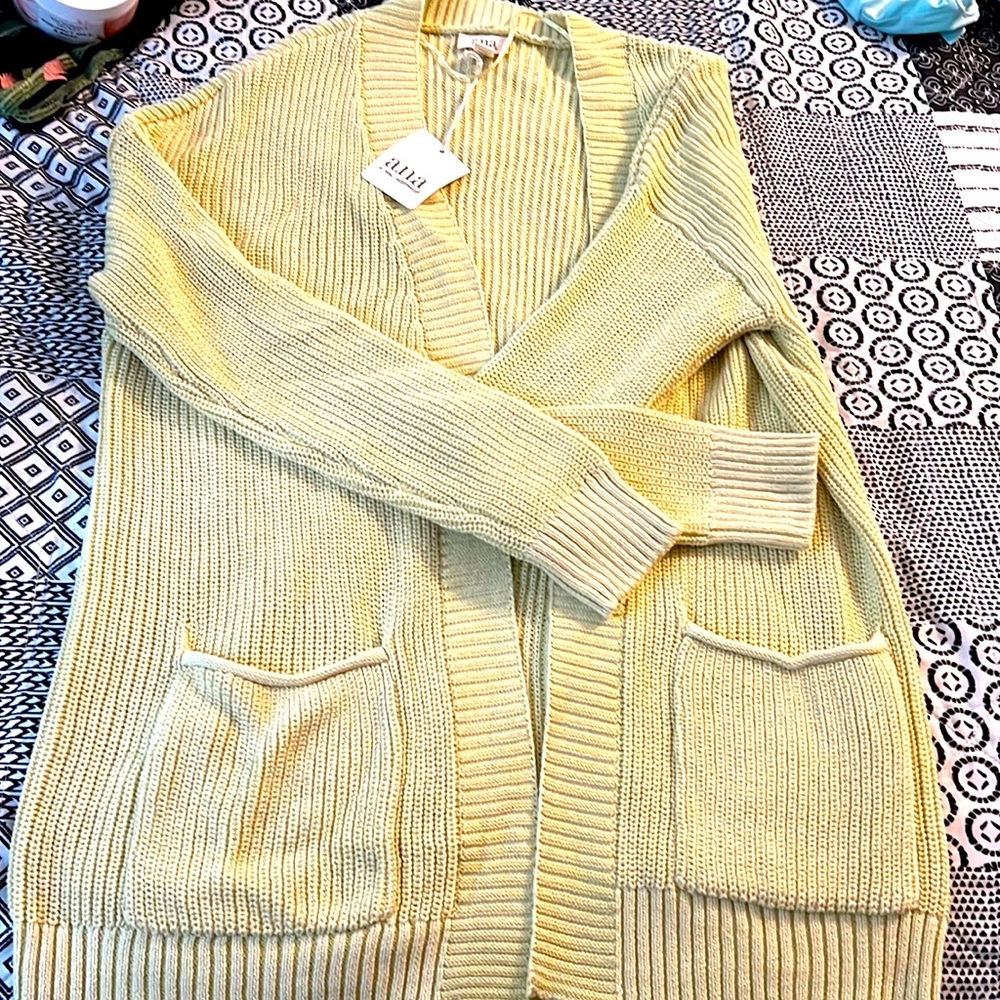 Yellow cardigan with pockets
